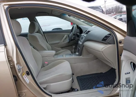 2010 Toyota Camry Base z USA, uszkodzony, nr VIN 4T1BF3EK3AU045264